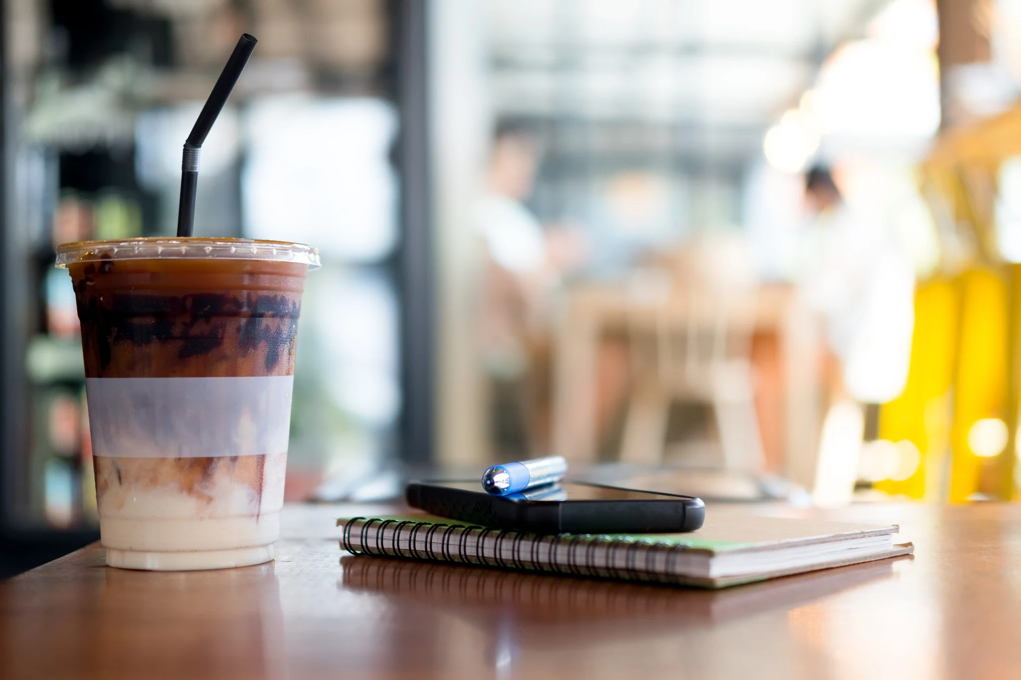 Cafea cu gheaţă la interviu: o simplă băutură sau o gafă profesională. De unde a pornit această dezbatere?