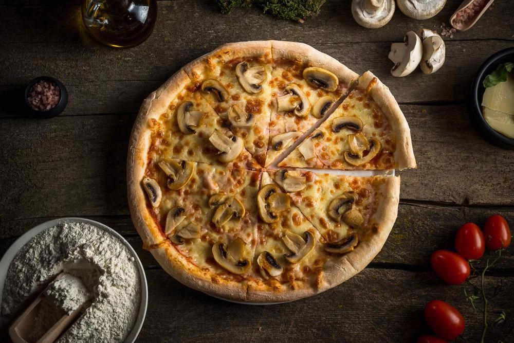 17 RON | Pizza Prosciutto e Funghi
